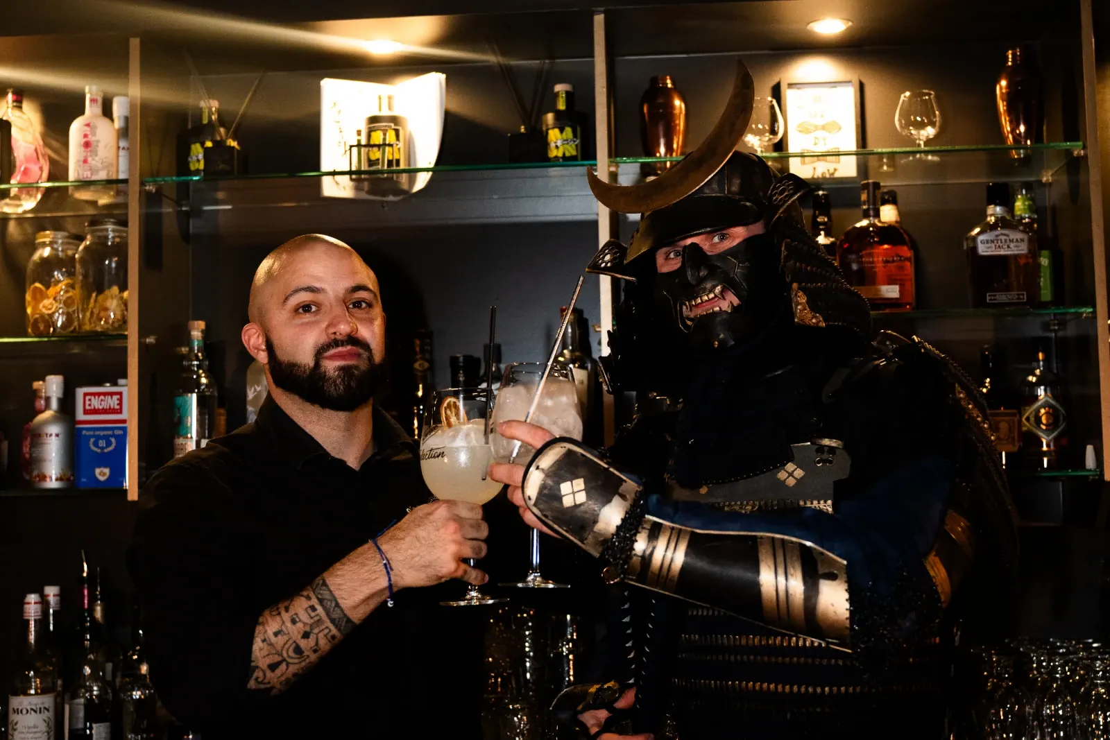 Le samouraï MaGin trinque avec un barman partenaire