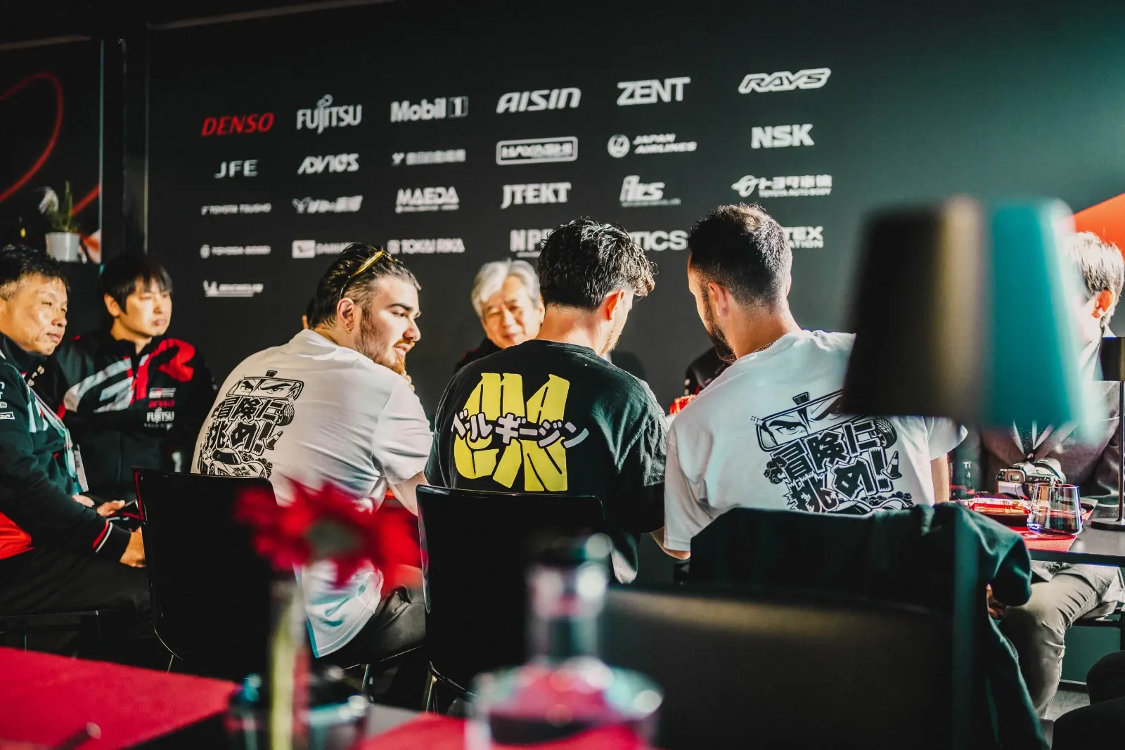 La Team MaGin, en t-shirts MaGin, attablée avec la Team Toyota Gazoo Racing au WEC 2025