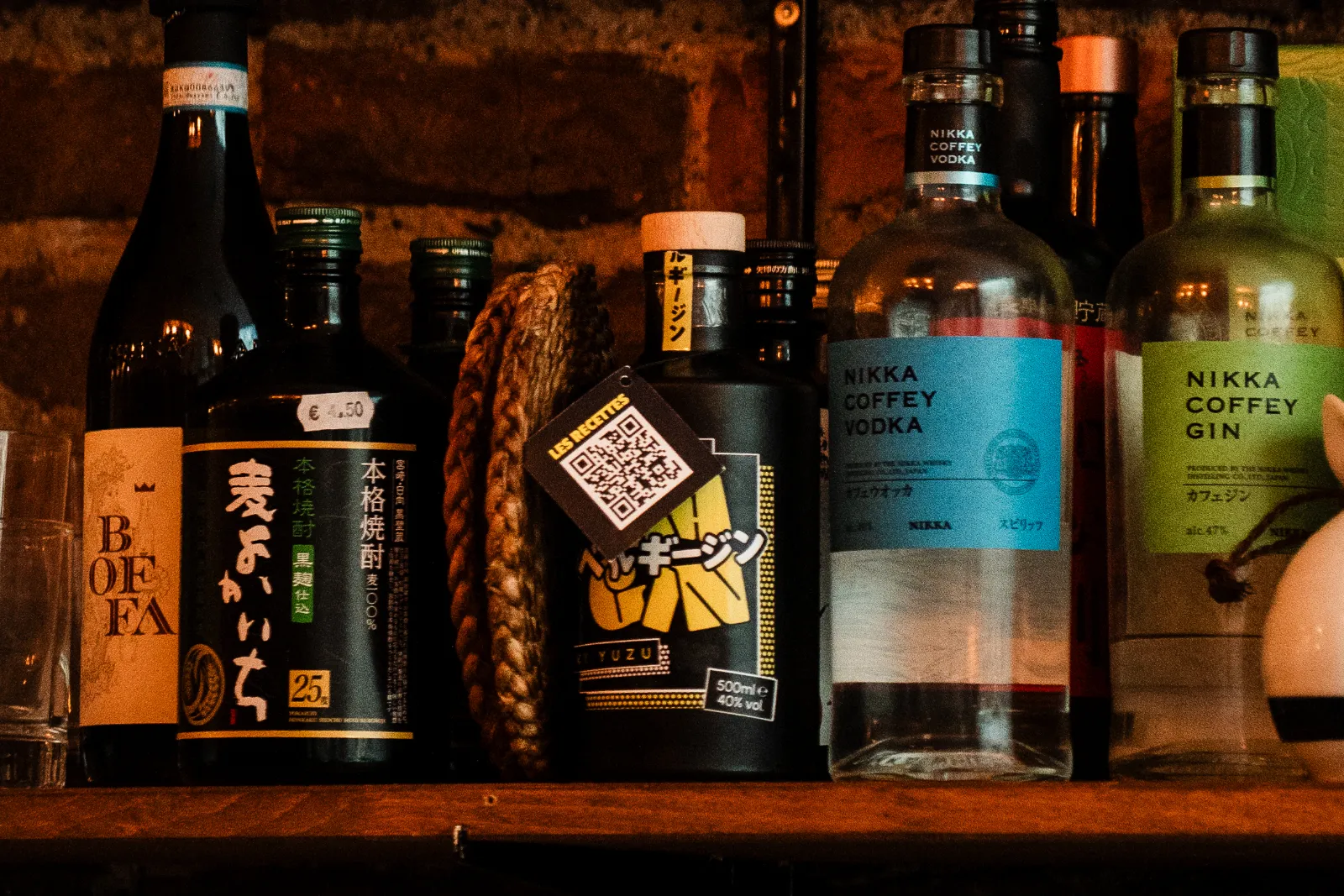 MaGin Ki Yuzu entre shōchū et spiritueux Nikka sur une étagère de bar